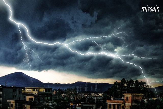 今年首场大范围强对流天气来袭，江南华南迎暴雨雷暴